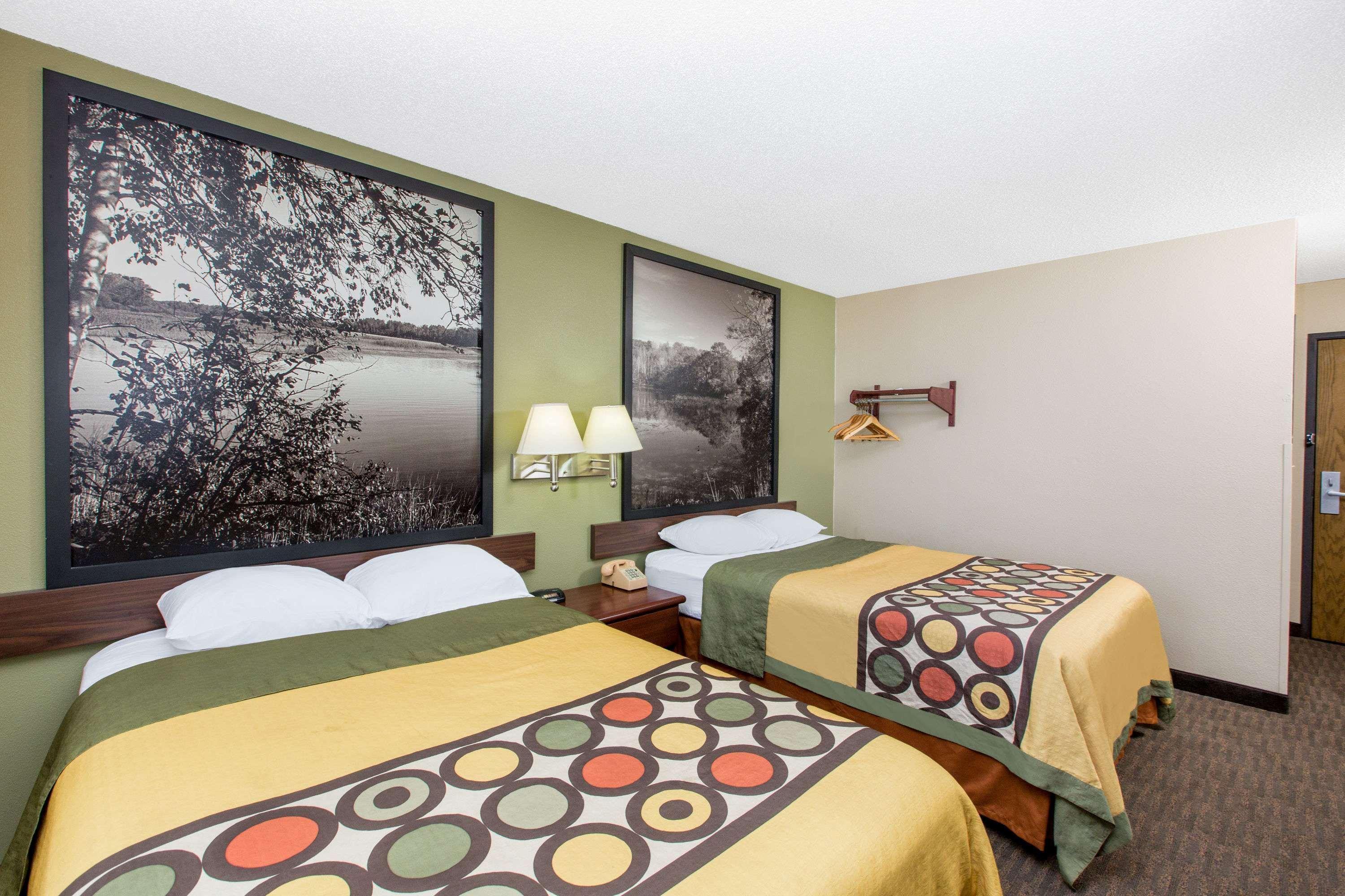 Super 8 By Wyndham Fairmont Exterior foto