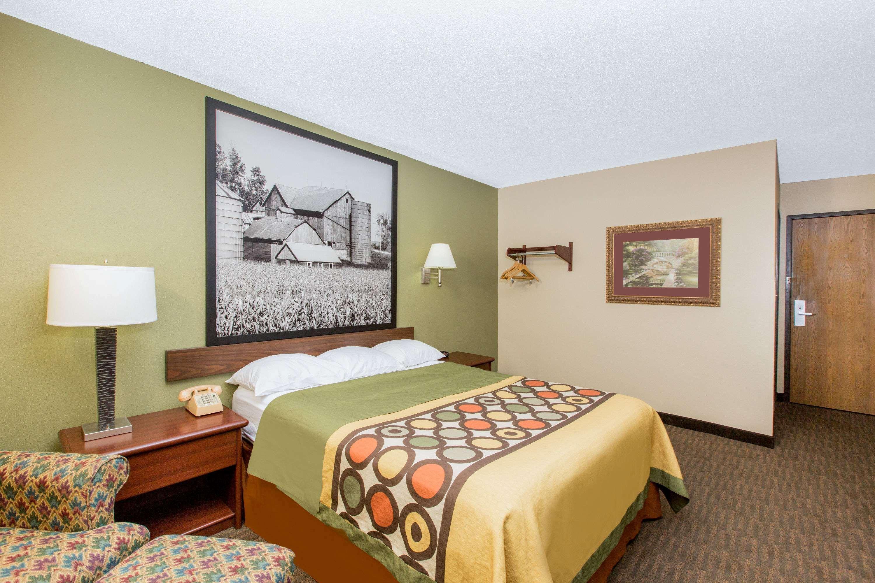 Super 8 By Wyndham Fairmont Exterior foto