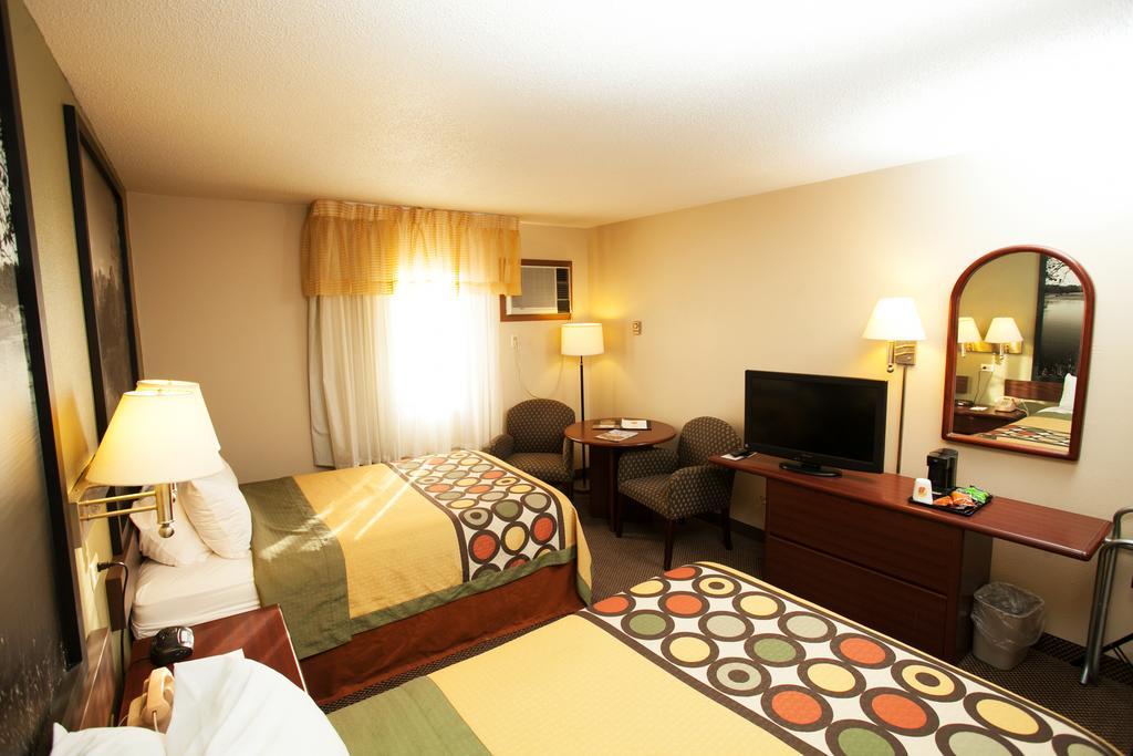 Super 8 By Wyndham Fairmont Exterior foto